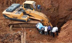 Kenya gold mine collapses trapping 12