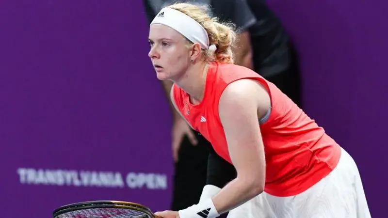 Britain’s Jones collapses on court in Colombia