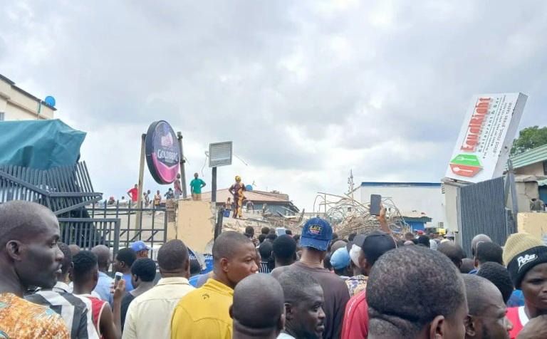 Building housing restaurant collapses in Lagos, many feared dead