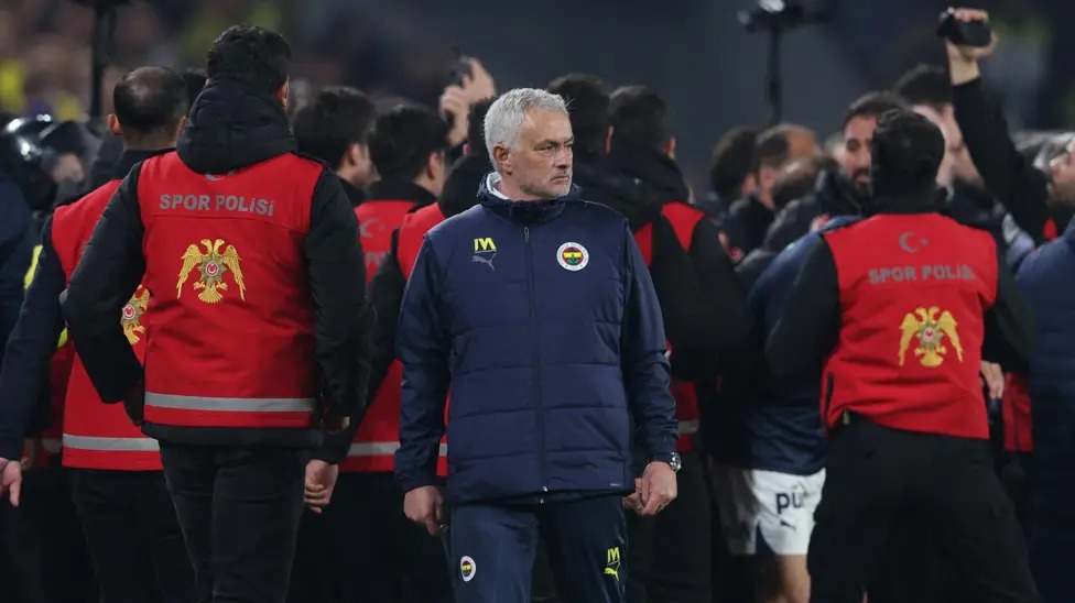 Mourinho grabs Galatasaray boss's nose in post-match clash